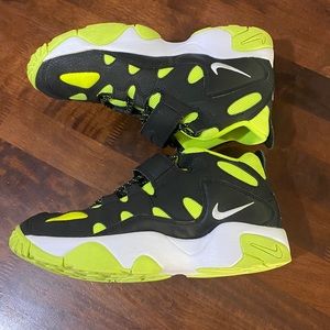 Nike Kids AIR Turf Raider GS Cross Trainers Black White Volt